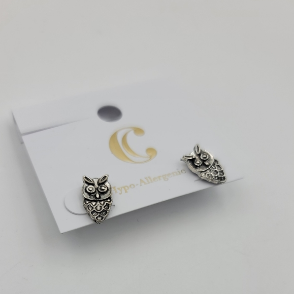 Hypoallergenic silver owl dainty earrings - Picture 3 of 4